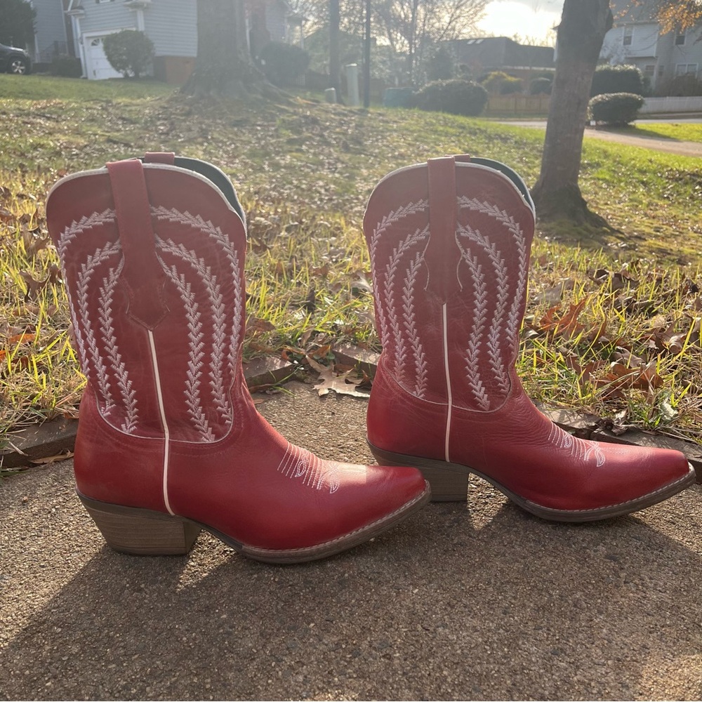 100% Leather Red Sterling River Cowboy Boots w/ White Stitch design, size 10
